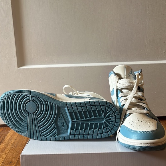 Wmns Air Jordan 1 Mid ‘University Blue’ - Picture 4 of 4